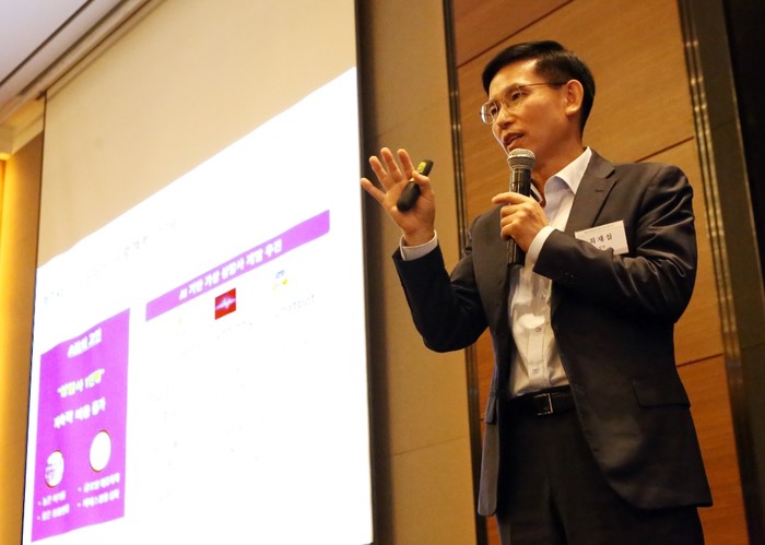 최재섭 삼성SDS AI 사업총괄 상무가 CEO스코어와 딜로이트 안진회계법인이 24일 서울 여의도 콘래드서울 3층 그랜드볼룸에서 개최한 ‘제6회 딜로이트-CEO스코어 정책포럼’에서 ‘기업현장에서 AI 성공을 위한 조건과 과제’를 주제로 설명하는 모습./<사진=CEO스코어데일리> 