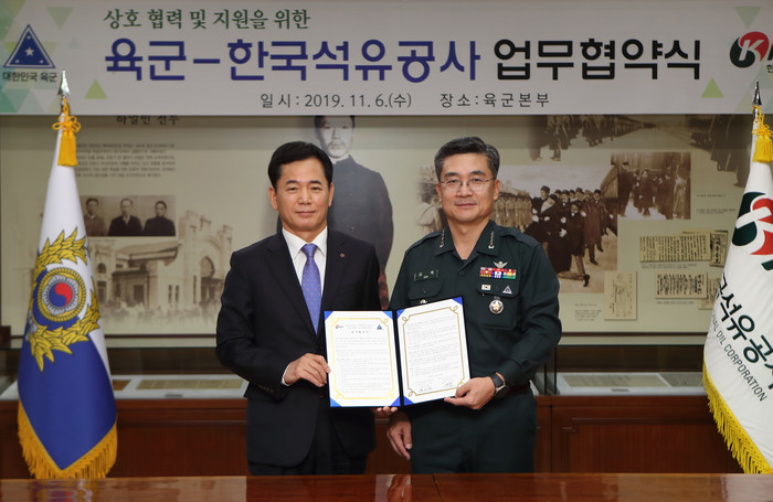 양수영 한국석유공사 사장(왼쪽)과 서욱 육군참모총장이 재난안전관리협약 체결 후 기념 촬영을 하고 있다.<사진=한국석유공사> 