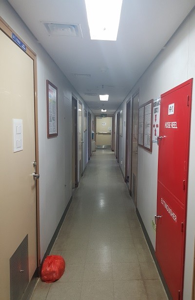 동해가스전 내부 모습. 각 방에 직원들이 사용하는 2층 침대가 배치돼 있다.<사진=유영준 기자> 