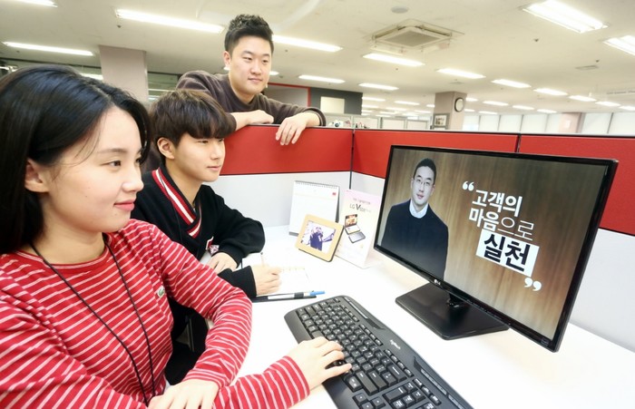 2일 여의도 LG트윈타워에서 직원들이 구광모 LG 대표의 디지털 신년 영상 메시지를 PC로 시청하고 있다./사진제공=LG그룹 
