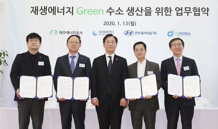 박형구 한국중부발전 사장(왼쪽 2번째)이 13일 경기도 용인시에 있는 수소관련 중소업체인 지필로스에서 수소융합얼라이언스추진단), 제주에너지공사, 현대자동차와 ‘재생에너지 그린수소 생산 및 지원을 위한 업무협약’을 체결한 후 기념촬영을 하고 있다.(왼쪽부터 이상종 제주에너지공사 사장대행, 박형구 중부발전 사장, 성윤모 산업통상자원부 장관, 김세훈 현대자동차 전무, 문재도 수소융합얼라이언스추진단 회장<사진=한국중부발전> 