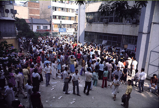 1990년대 공모주 청약 모습. 개인투자자들이 한 증권사 앞에서 공모주 청약을 위해 기다리고 있다.(사진=금융투자협회) 