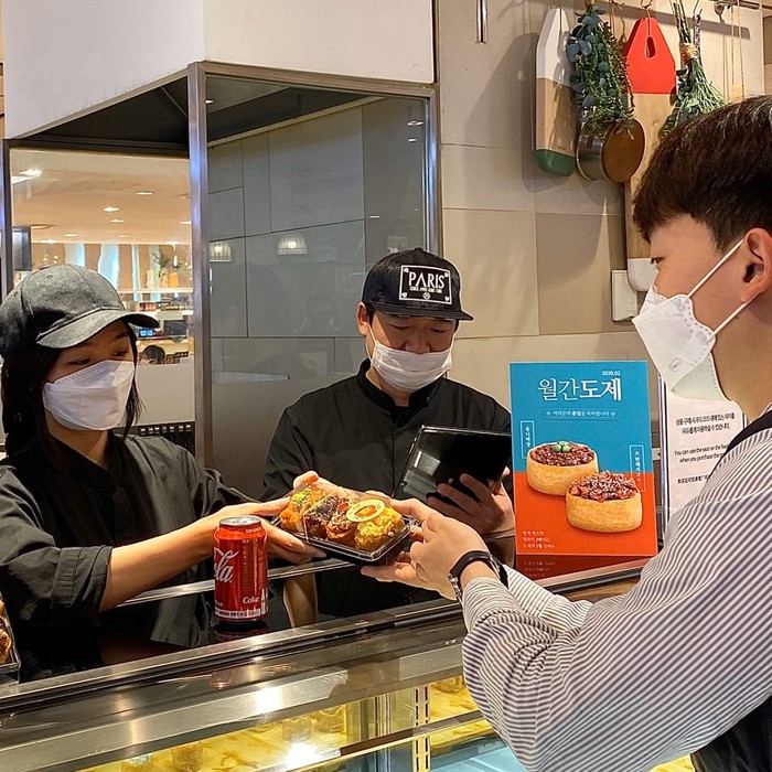 라스트오더로 주문한 음식을 수령하는 모습. 사진=롯데쇼핑 