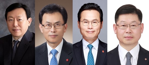 (왼쪽부터)신동빈 롯데그룹 회장, 김교현 롯데그룹 화학BU장, 임병연 롯데케미칼 기초소재사업 대표, 이구영 한화솔루션 케미칼부문 대표. 