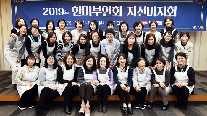 (사진)한미부인회가 지난해 12월 자선바자회를 마치고 기념촬영을 하고 있다. <자료=한미약품> 
