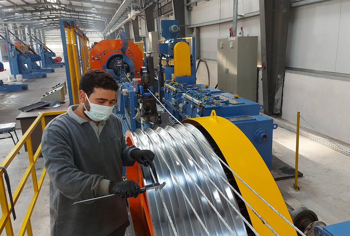 LS전선의 이집트 공장(LSMC)에서 직원이 케이블을 생산하고 있는 모습<사진=LS전선> 