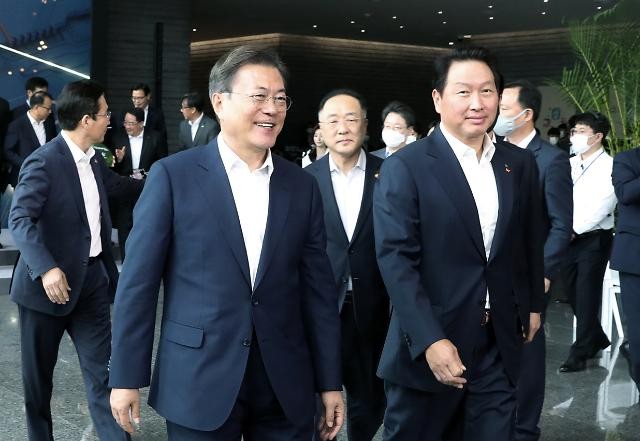 문재인 대통령(왼쪽)과 최태원 SK그룹 회장 