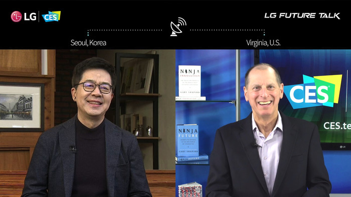  LG전자 CTO 박일평 사장(왼쪽)과 CTA(미국소비자기술협회) CEO 게리 샤피로가 대화를 나누고 있다.<사진=LG전자> 