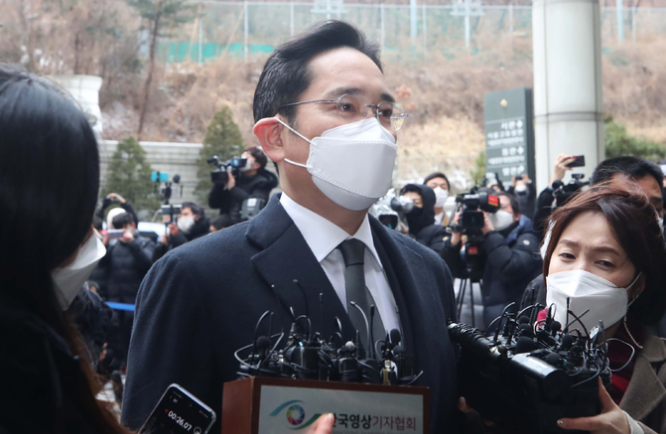 이재용 삼성전자 부회장이 지난 18일 오후 서울 서초구 서울고등법원에서 열린 국정농단 사건 파기환송심 선고 공판에 출석하고 있다. 