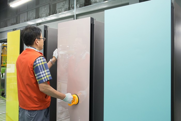 삼성전자 광주사업장에서 직원들이 개개인의 라이프스타일에 따라 자유로운 조합이 가능한 모듈러 타입의 ‘비스포크 냉장고’를 생산하고 있다.<사진=삼성전자> 