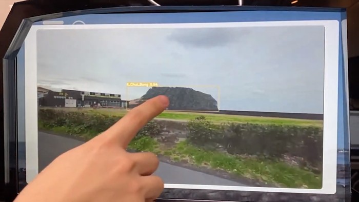 웹OS의 차량 특화 버전 '웹OS 오토'가 설치된 디스플레이 화면을 통해 주변 경관 정보를 확인하는 모습.<사진=LG전자> 