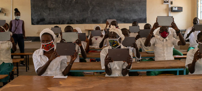 케냐 카쿠마 난민촌 그린라이트 중등학교 학생들이 '갤럭시탭'을 보여주고 있다.<사진=삼성전자> 