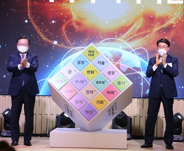 (왼쪽부터) 김부겸 국무총리와 최정우 회장이 지난 21일 포스코가 벤처기업 육성을 위해 운영하는 스타트업 공간인 체인지업 그라운드 개관식에서 기념촬영을 하고 있다.<사진제공=포스코>