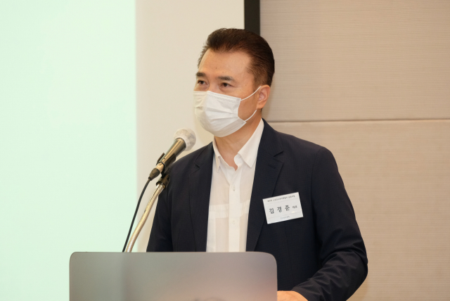8일 서울 여의도 전경련회관 컨퍼런스센터 에메랄드홀서 열린 ‘2021 CEO스코어데일리 금융포럼’에서 김경준 CEO스코어 대표가 ‘DX시대 디지털 플랫폼 전환의 전략적 지향점’을 주제로 기조발제하고 있다. <사진=CEO스코어데일리>