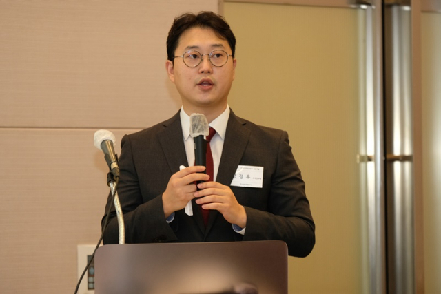 양정우 하나금융경영연구소 수석연구원이 ‘차세대 플랫폼 혁신과 MZ 마케팅 전략’을 주제로 8일 서울 여의도 전경련회관 컨퍼런스센터 에메랄드홀서 열린 ‘2021 CEO스코어데일리 금융포럼’서 발표하고 있다. <사진=CEO스코어데일리>