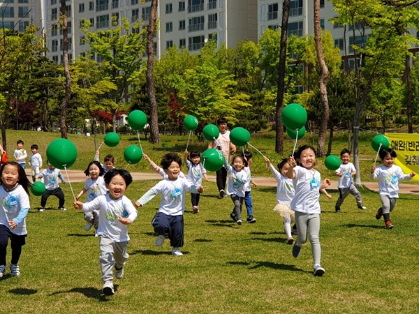 지난 2019년 충북오창 사랑으로 부영 어린이집에서 어린이날 행사를 하고 있는 모습. <사진제공=부영그룹>