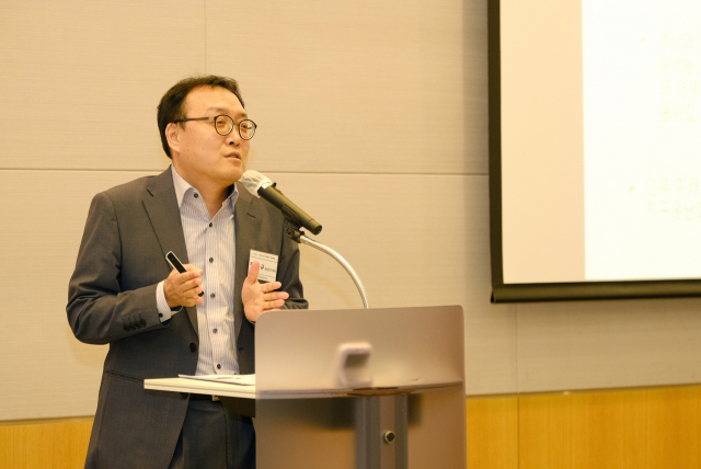 20일 서울 여의도 전경련회관 컨퍼런스센터에서 열린 '2021 CEO스코어데일리 정책포럼'에서 주제발표를 하고 있다. 
