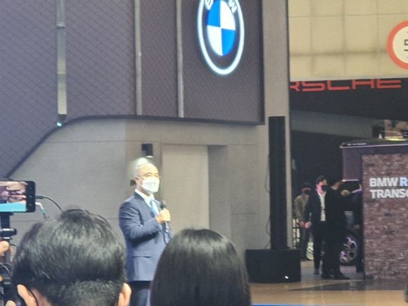 한상윤 BMW그룹 코리아 대표가 25일 킨텍스에서 열린 2021 서울모빌리티쇼 프레스브리핑에서 인사말을 전하고 있다.<사진=이지완 기자>