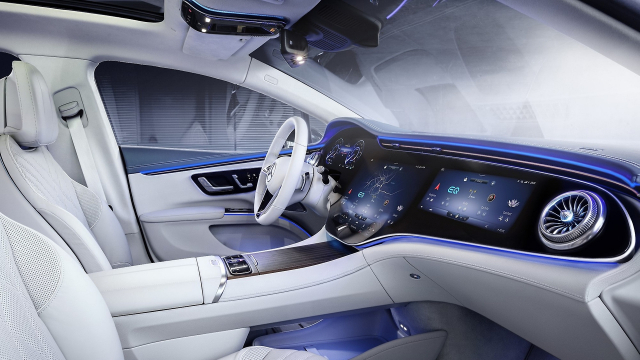 LG전자 P-OLED 기반 인포테인먼트 시스템이 탑재된 프리미엄 전기차 세단 2022년형 EQS의 차량 내부 모습<사진제공=LG전자>