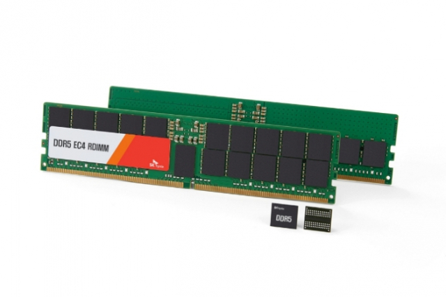 SK하이닉스 24Gb DDR5 D램과 96GB, 48GB D램 모듈.<사진제공=SK하이닉스>