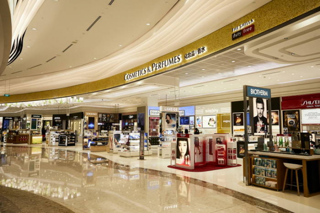 신라면세점은 싱가포르 창이국제공항 제4터미널에 화장품·향수 매장을 열었다.<사진제공=호텔신라>