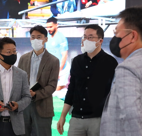 구광모 LG 대표가 경기도 평택시 LG 디지털 파크 내 LG전자 HE연구소를 방문한 모습.<사진제공=연합뉴스>