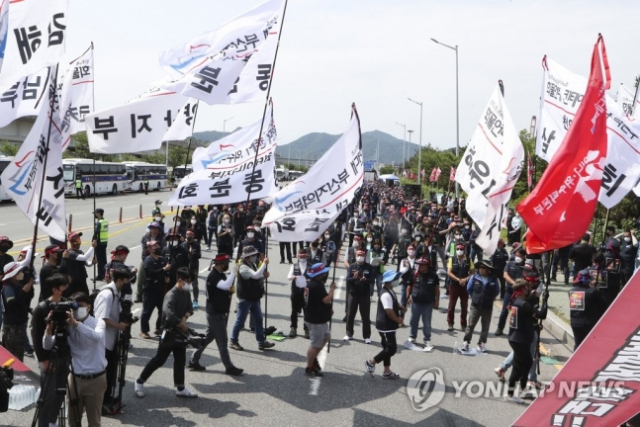 민주노총 공공운수노조 화물연대본부 부산지부 조합원은 7일 오전 부산 강서구 부산신항 삼거리 인근 도로에서 '화물연대 부산지역 본부 총파업' 출정식을 열고 있다. <사진제공=연합뉴스>