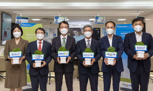4월 13일 서울 중구 소재 농협은행 본점에서 NH농협금융지주 손병환 회장과 임직원들이 농협금융 출범 10주년 기념 ESG상품 가입행사 후 기념촬영을 하고 있다.(왼쪽부터 이현애 농협은행 개인금융부문장, 박학주 NH-Amundi 자산운용 대표, 손병환 농협금융지주 회장, 윤상운 농협카드 사장, 김용기 농협금융지주 사업전략부사장, 황종연 농협금융지주 사업전략부장) <사진=농협금융>