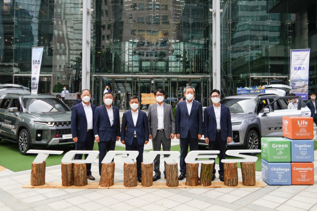 포스코가 쌍용자동차와 20일부터 이틀간 강남 포스코센터에서 신차 '토레스' 공동 프로모션에 나섰다. (왼쪽부터) 박성희 KG스틸 사장, 박경원 쌍용자동차 구매본부장, 김학동 포스코 부회장, 정용원 쌍용자동차 관리인, 정탁 포스코 마케팅본부장, 김상균 포스코 자동차소재마케팅실장이 행사장에서 기념사진을 찍고 있다, <사진제공=포스코>