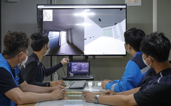 DL이앤씨 직원들이 AI 기반의 컴퓨터 비전 기술과 360도 카메라를 활용한 현장관리 솔루션인 ‘디비전’을 통해 시공 품질 관리를 진행하고 있다. <사진제공=DL이앤씨>