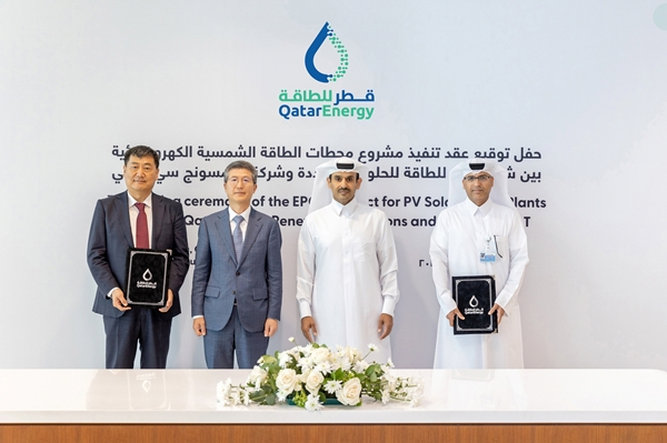 23일 카타르 국영에너지기업인 카타르에너지 본사에서 오세철 삼성물산 대표(왼쪽 두 번째)와 사드 셰리다 알 카비 카타르에너지 (왼쪽 세 번째) 대표가 기념촬영을 하고 있다. <사진제공=삼성물산>