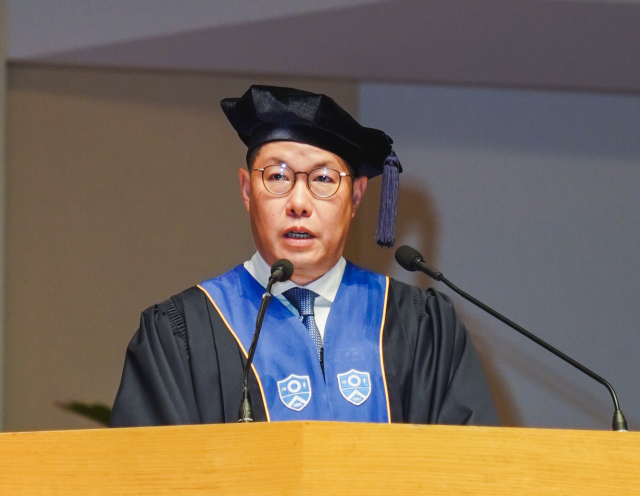 조현상 효성 부회장이 26일 연세대학교에서 열린 ‘2022년 연세대학교 학위수여식’에서 입학 32년만에 명예 졸업증서를 받고, 3058명의 졸업생들에게 축하와 격려의 메시지를 전했다. <사진제공=효성>
