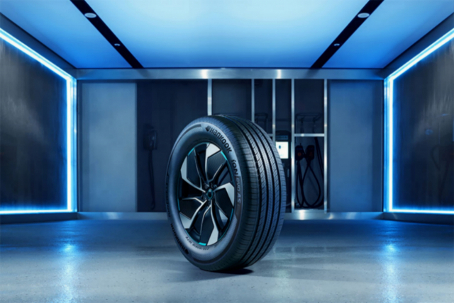 한국타이어가 지난 20일 국내에 출시한 사계절용 전기차 전용 타이어 ‘아이온 에보 AS’.<사진제공=한국타이어앤테크놀로지>