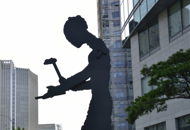 서울 종로구 흥국생명빌딩 앞에 설치된 '해머링맨' <사진 제공=흥국생명>