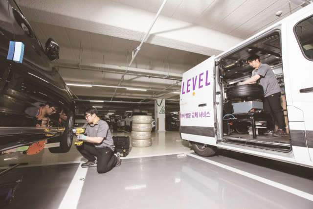 넥센타이어는 고객 차량이 위치한 장소로 방문해 비대면으로 타이어를 교체하는 프리미엄 서비스 ‘넥스트 레벨 고(NEXT LEVEL GO)’를 운영하고 있다.<사진제공=넥센타이어>