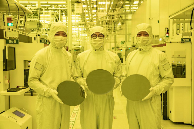 (왼쪽부터) 지난해 6월 삼성전자 반도체공장 화성캠퍼스 생산라인에서 3나노 웨이퍼를 보여주고 있는 정원철 삼성전자 파운드리사업부 상무, 구자흠 부사장, 강상범 상무. <사진=삼성전자>