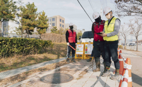 SKT, IoT·AI 기술로 ‘맨홀 안전사고’ 예방한다