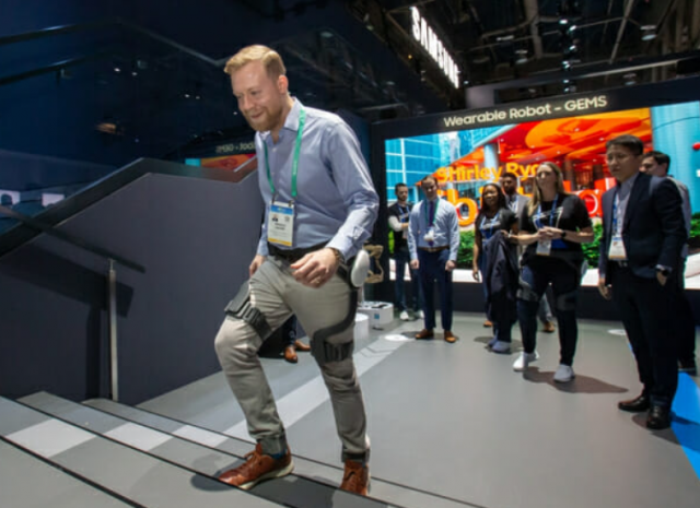 미국 라스베이거스에서 열린 전자 전시회 'CES 2020'에서 관람객이 삼성전자 웨어러블 보행 보조 로봇 GEMS-H를 체험하고 있다. <사진=삼성전자>