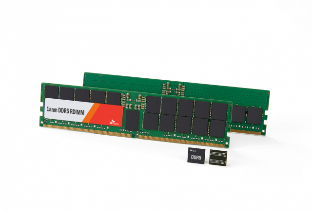 세계 최초로 인텔 신형 CPU 호환 인증을 획득한 SK하이닉스 10나노급 4세대 DDR 5 서버용 D램 . <사진=SK하이닉스>