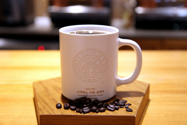 스타벅스커피코리아 20주년 기념 1999 머그잔에 커피가 담겨 있다. <사진=스타벅스커피코리아>