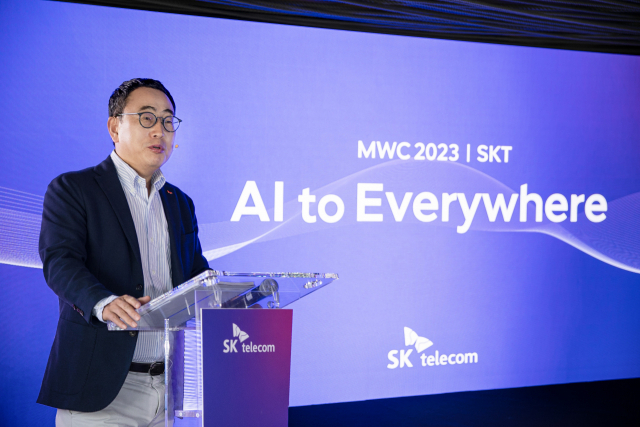 유영상 SKT 대표가 지난 2월 26일(현지 시각) 스페인 바르셀로나에서 기자간담회를 갖고 ‘AI 컴퍼니’ 비전을 발표하고 있다. <출처=SKT>