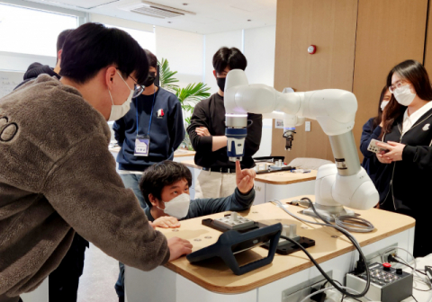 두산로보틱스, 협동로봇 교육센터 개소…전문인력 양성