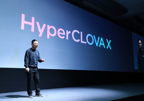 김유원 네이버클라우드 대표가 초거대 AI 플랫폼 ‘하이퍼클로바X’ 출시계획을 설명하고 있다. <출처=네이버클라우드>