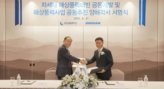 31일 앰배서더 서울 풀만 호텔에서 진행된 업무협약 서명식에서 김호빈 한국중부발전 사장(왼쪽), 정연인 두산에너빌리티 사장(오른쪽)이 기념촬영을 하고 있다. <사진제공=두산에너빌리티>