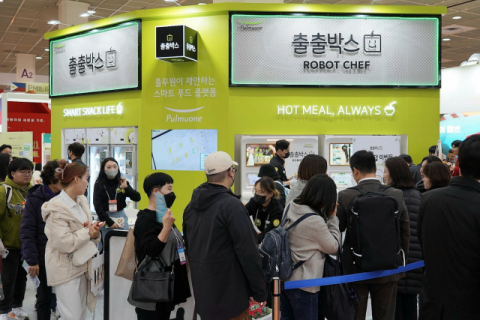 풀무원, 서울국제식품산업전에서 무인 즉석조리 자판기 ’로봇셰프’ 선보여