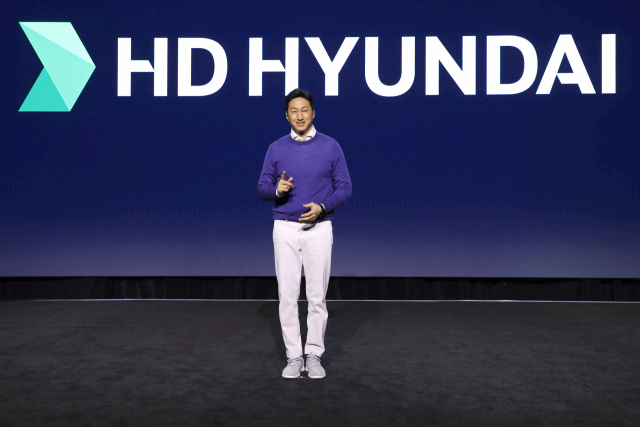 정기선 HD현대 부회장이 ‘CES 2023’에서 그룹의 비전인 ‘바다 대전환’을 소개하고 있는 모습. <사진제공=HD현대>