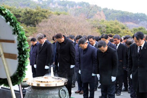 한화 방산 3사, 현충원 참배로 새해 업무 시작