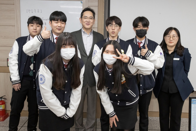 이재용 삼성전자 회장이 2023년 3월 경북 구미시에 위치한 구미전자공업고등학교를 방문해 수업을 참관하고, 학생들과 기념 사진을 촬영하고 있다. <사진=삼성전자>