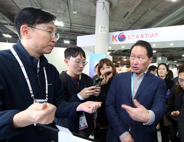 최태원 SK그룹 회장이 지난 2024년 1월 미국 라스베이거스에서 열린 ‘CES 2024’에서 유레카파크의 ‘K-스타트업 통합관’을 방문해 오현옥 지크립토 대표의 설명을 듣고 있다. <사진=연합뉴스>