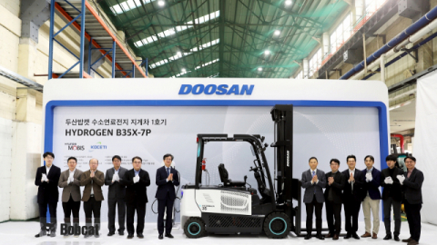 두산밥캣, 국내 최초 수소 지게차 상용화